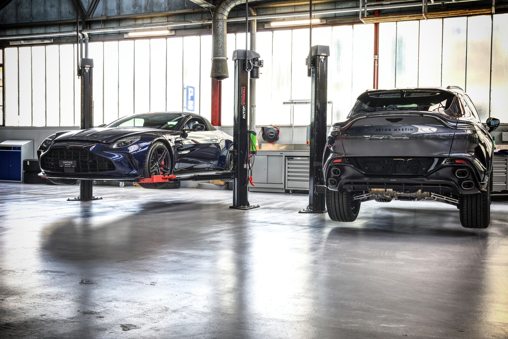 Atelier Aston Martin Geneva, Vantage Roadster et DBX sur ponts