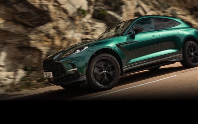 Aston Martin DBX707 vert sur route de montagne