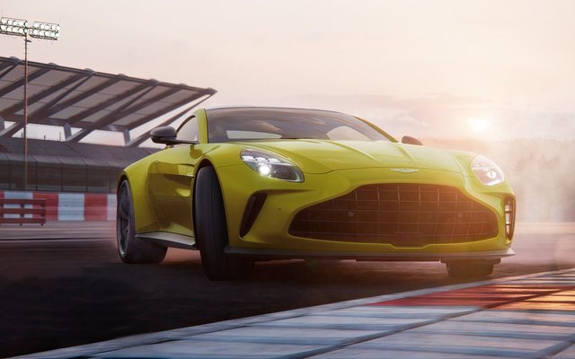 Aston Martin Vantage jaune sur circuit