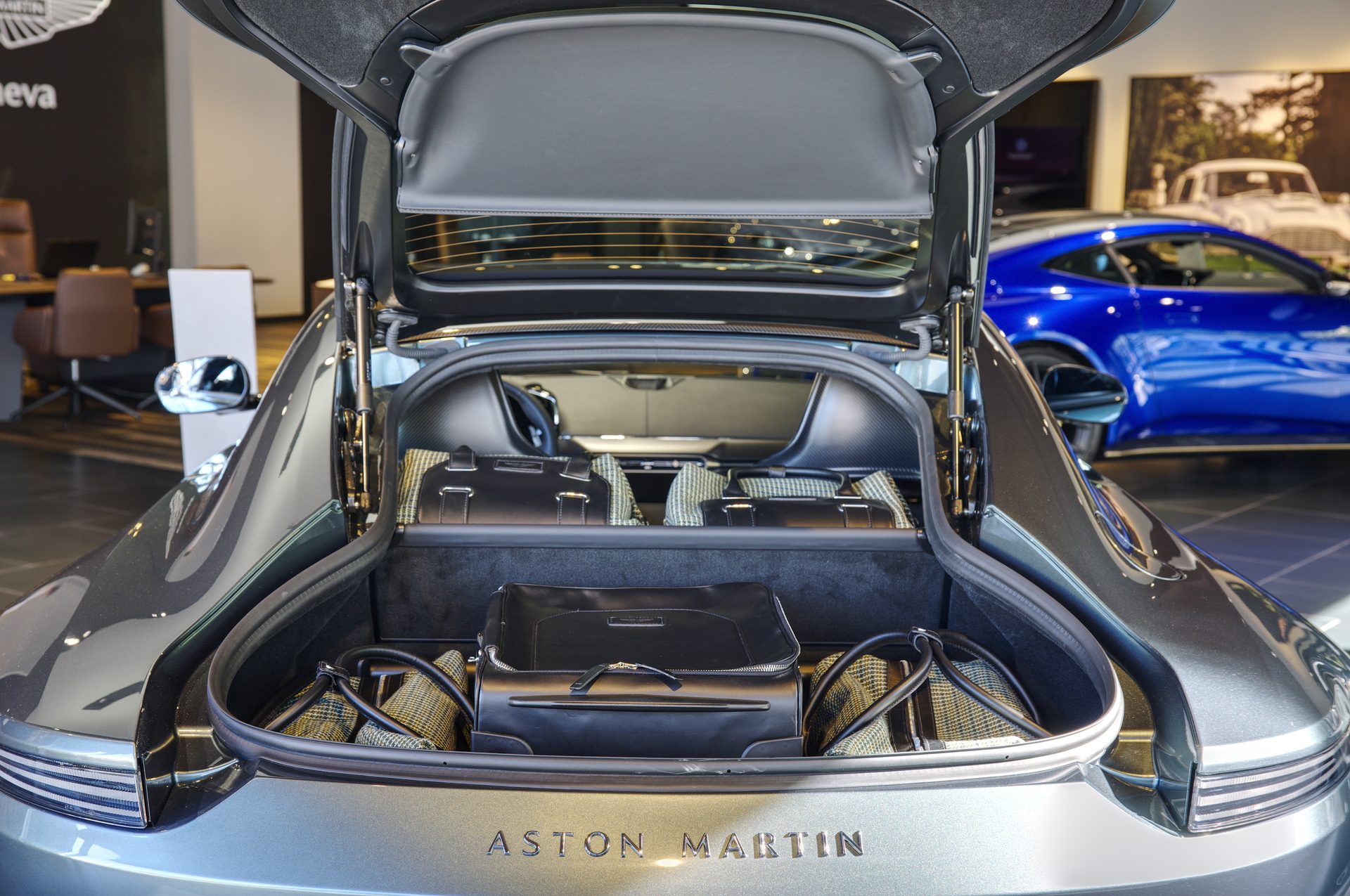 Coffre d’une Aston Martin et bagages assortis