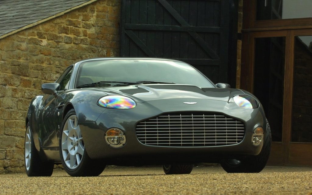 DB7 Zagato — Trois quarts avant, vert, devant une grange