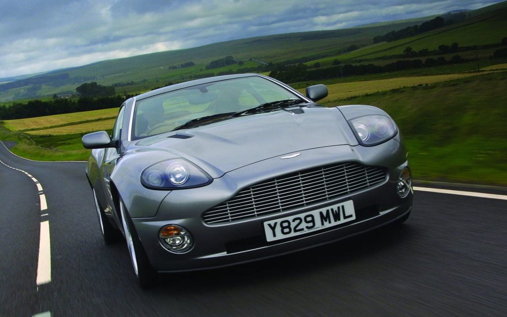 V12 Vanquish — Trois quarts avant, gris, sur route